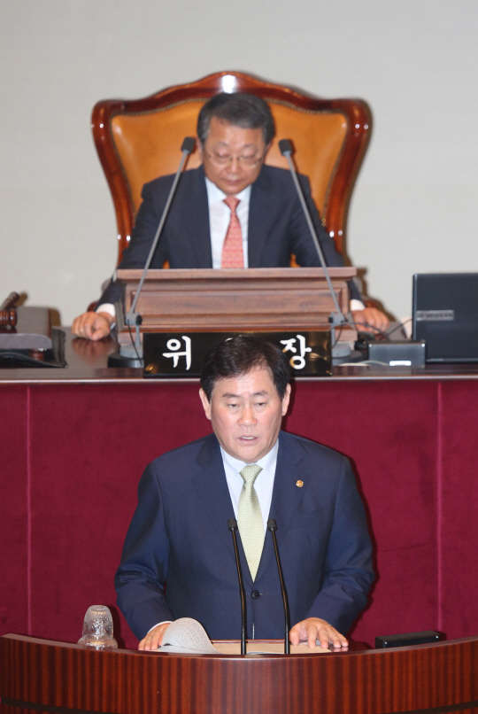 18일 국회 예결위회의장에서 열린 예산결산특별위원회 전체회의에서 최경환 부총리 겸 기획재정부 장관이 2014 회계연도 결산 및 예비비지출 승인에 대한 제안 설명을 하고 있다. 사진= 연합뉴스